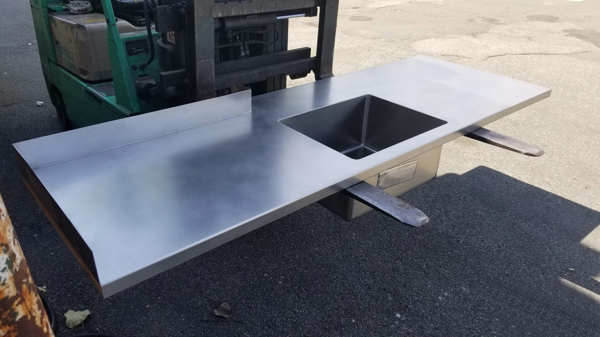 satin-finish-stainless-steel-counter-top-with-integrated-sink-and-back-splash-3_1080 拷贝