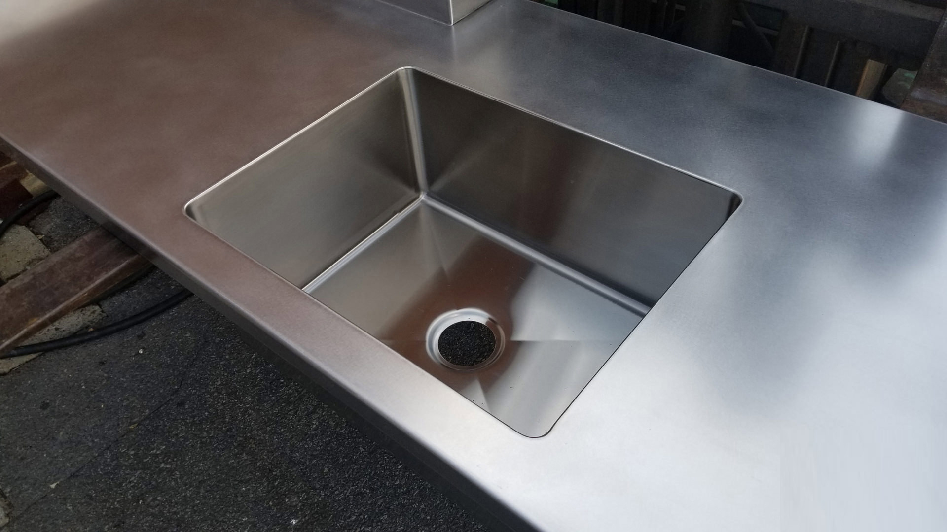 satin-finish-stainless-steel-counter-top-with-integrated-sink-and-back-splash-4_1080 拷贝